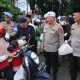 Kapolda Kalsel bersama Bhayangkari membagikan takjil gratis kepada masyarakat di depan Mako Polda Kalsel Banjarbaru.