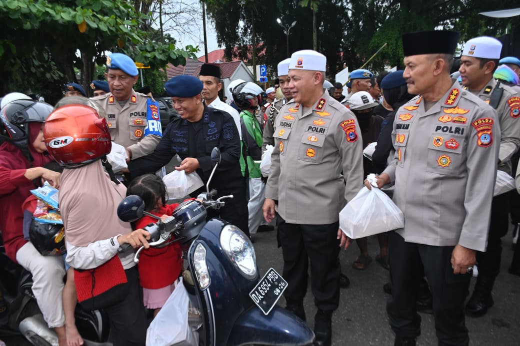 Kapolda Kalsel bersama Bhayangkari membagikan takjil gratis kepada masyarakat di depan Mako Polda Kalsel Banjarbaru.