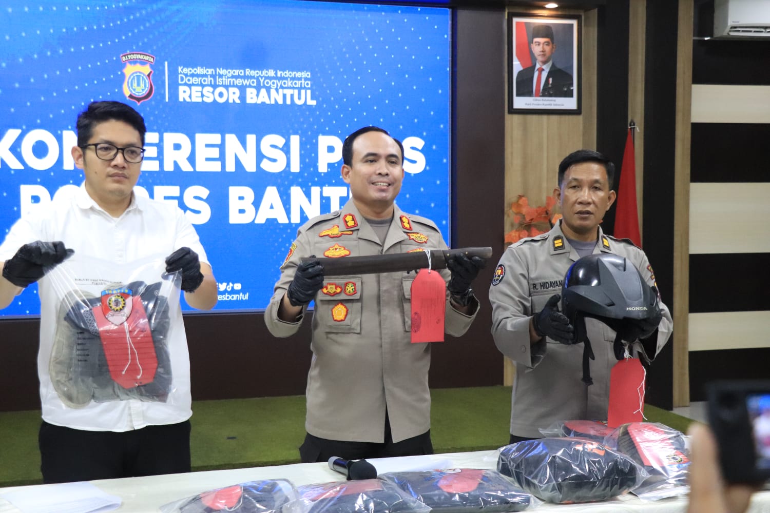 Kapolres Bantul menunjukkan barang bukti golok dalam konferensi pers kasus pembunuhan di Sedayu