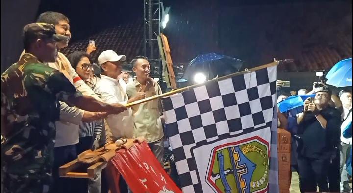 Menteri PKP Maruarar Sirait melepas truk pengiriman genteng Jatiwangi dalam program gentengnisasi di Majalengka.