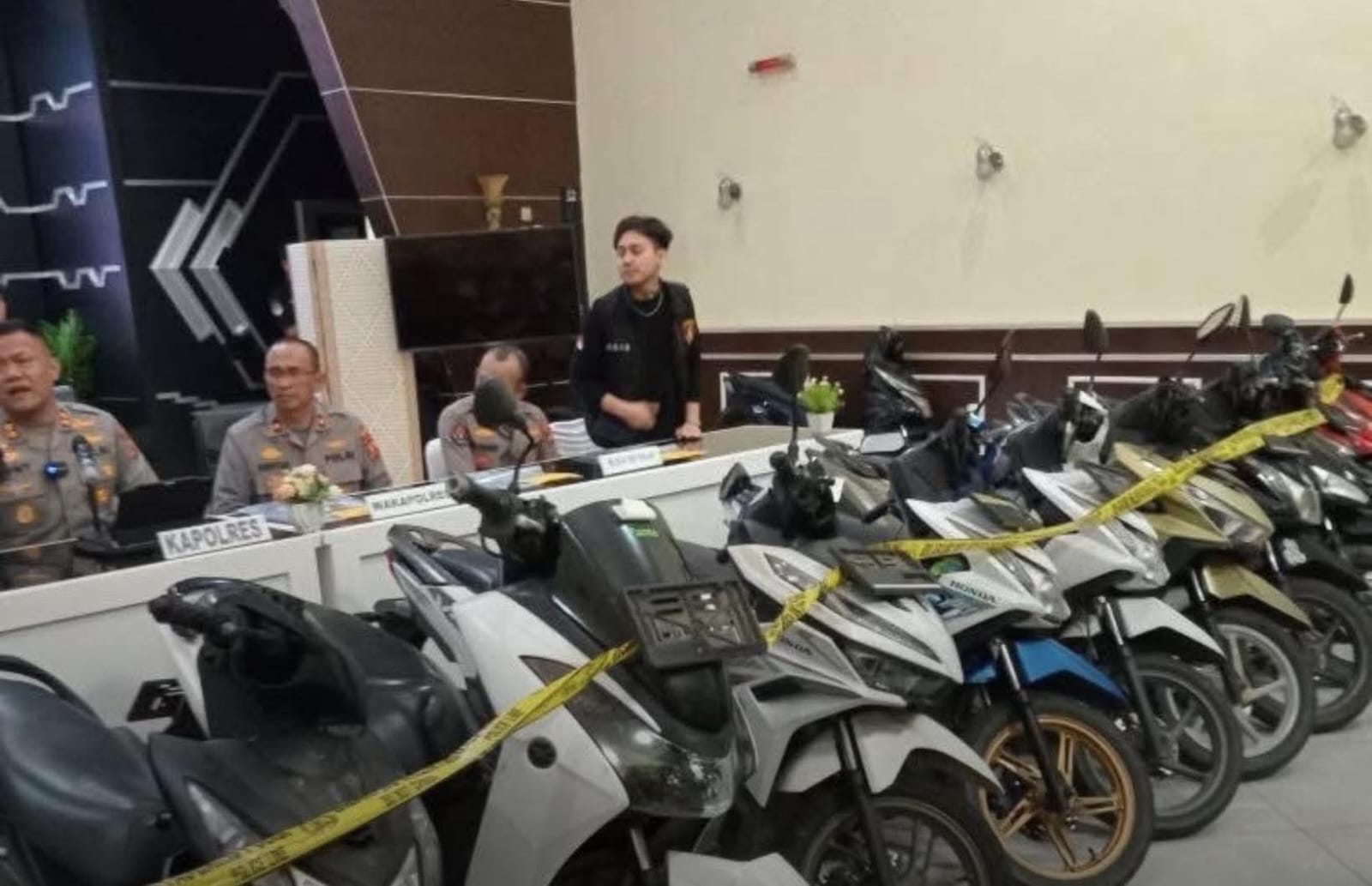 Polres Subang memamerkan puluhan sepeda motor hasil curian dalam konferensi pers pengungkapan kasus curanmor.