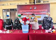 Ket Foto: Kapolres Kapuas AKBP Gede Eka Yudharma didampingi Wakil Bupati Kapuas dan unsur Forkopimda memusnahkan barang bukti sabu hasil pengungkapan kasus narkotika di Mapolres Kapuas. (IST)