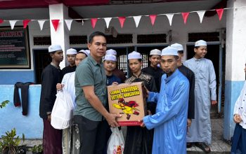 Ket Foto: Personel Satresnarkoba Polres Kapuas menyerahkan SABERTA kepada pengurus Pondok Pesantren Bifahmil Anbiya di Jalan Mahakam, Kuala Kapuas, Kamis (12/3/2026). (IST)