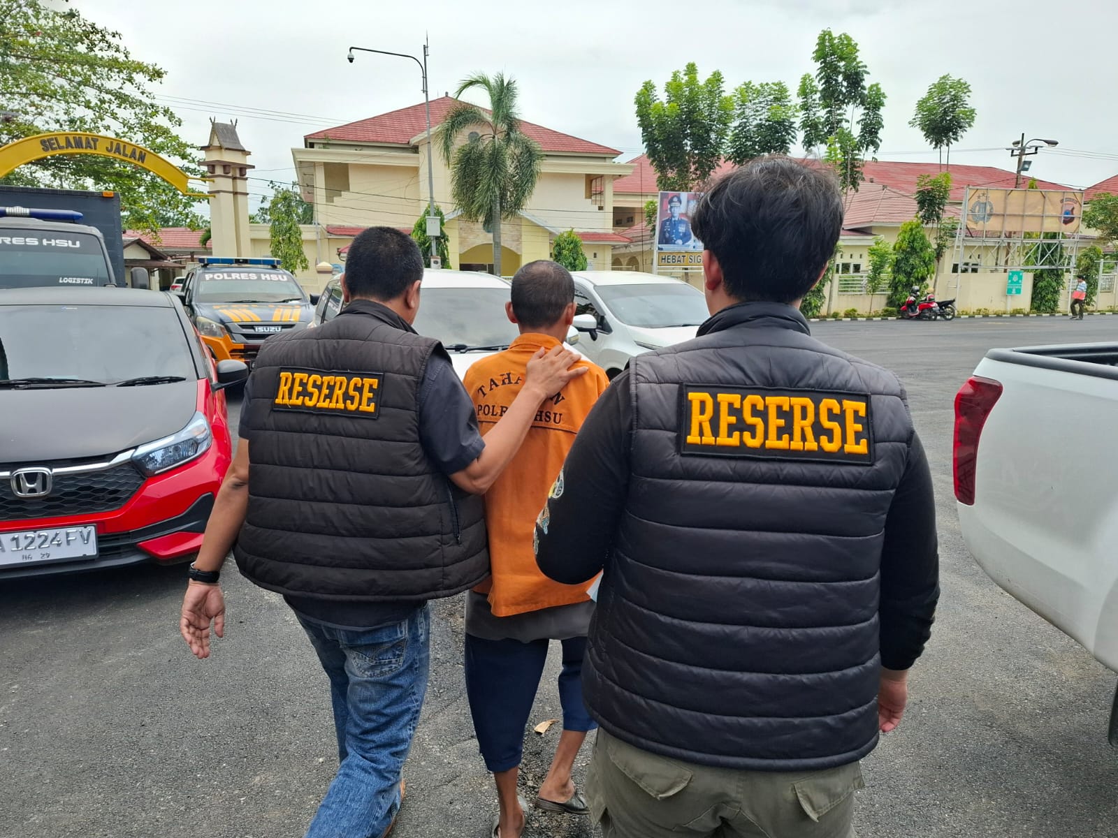 Petugas Satreskrim Polres HSU mengawal tersangka kasus pencabulan oknum guru saat proses pelimpahan ke Kejaksaan Negeri Hulu Sungai Utara.