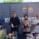 Petugas Polda DIY memperlihatkan barang bukti miras dan barang lain hasil Operasi Pekat Progo 2026 di Yogyakarta.