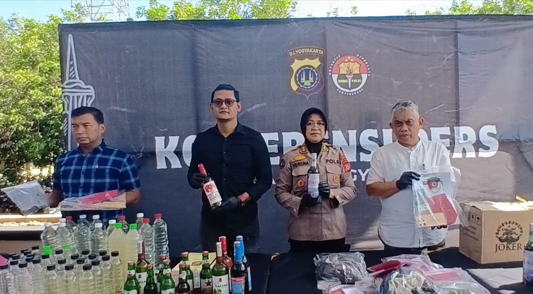 Petugas Polda DIY memperlihatkan barang bukti miras dan barang lain hasil Operasi Pekat Progo 2026 di Yogyakarta.