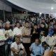 Yoshua Sirait berfoto bersama relawan dan warga setelah kegiatan pembagian sembako di Majalengka.