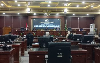 Suasana sidang paripurna DPRD Tanah Laut saat pengambilan keputusan dua raperda tentang pajak daerah dan penyelenggaraan kesehatan.