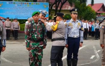 Kapolres Tanah Laut memimpin apel pasukan Operasi Ketupat Intan 2026 di Mapolres Tanah Laut.