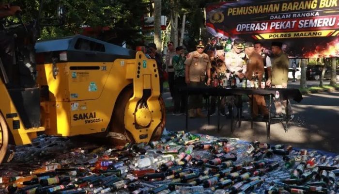 Polres Malang Musnahkan 1.659 Botol Miras Hasil Operasi Pekat Semeru 2026