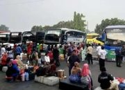 Pemudik menunggu keberangkatan bus di terminal saat arus mudik Lebaran.