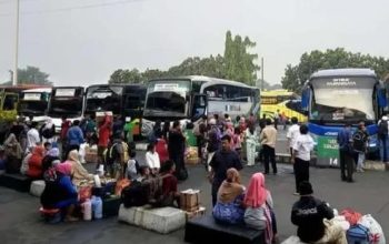 Pemudik menunggu keberangkatan bus di terminal saat arus mudik Lebaran.