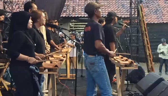 Ngabuburit di Majalengka, Warga Mainkan Musik Rampak Genteng