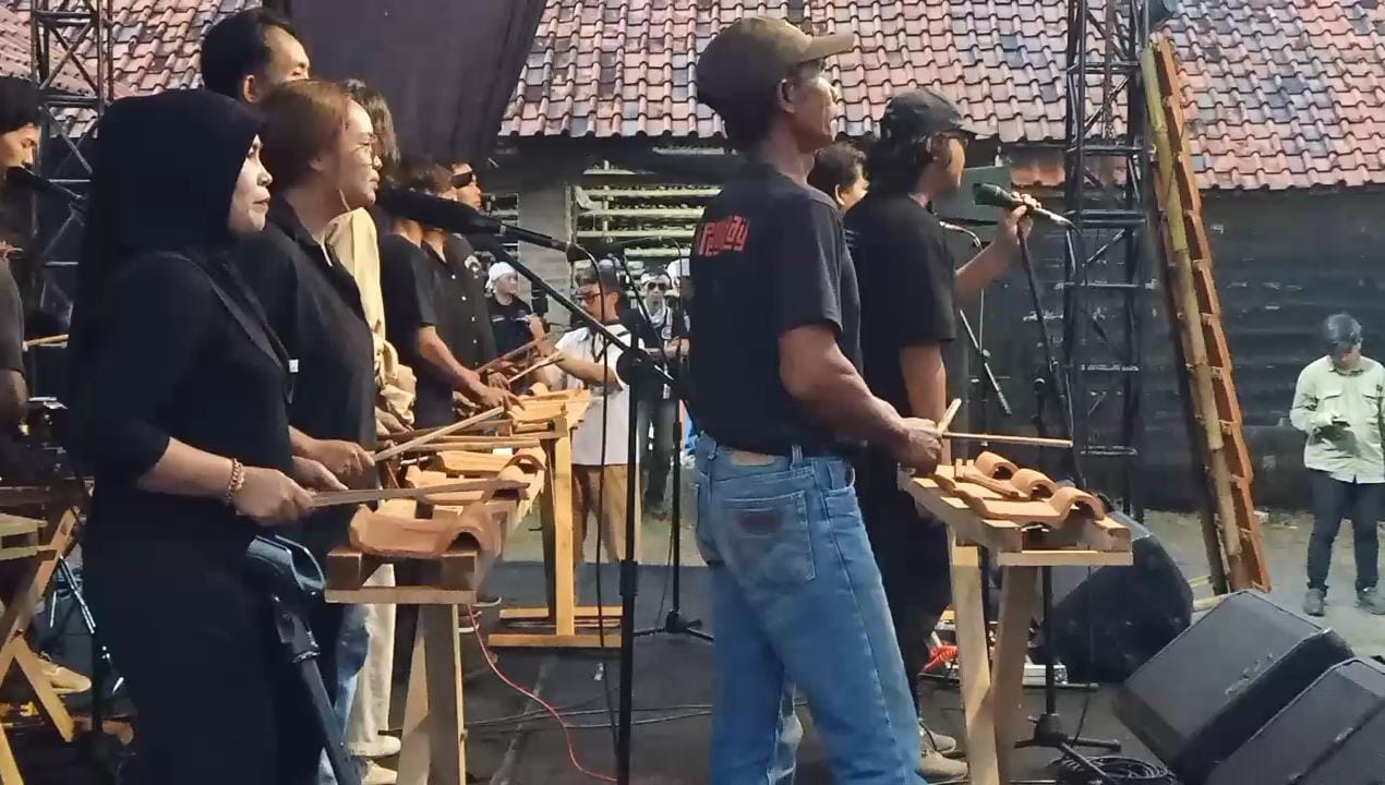 Warga Majalengka memainkan musik rampak genteng sebagai hiburan ngabuburit menjelang berbuka puasa.