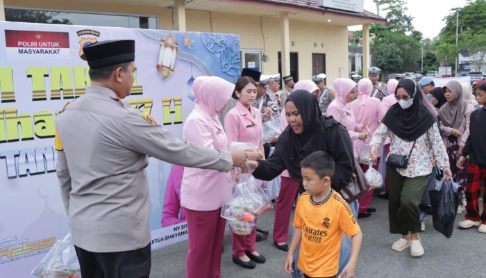 Polres Tanah Bumbu Bagikan 250 Paket Takjil kepada Warga