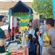 Masyarakat membeli beras SPHP, minyak goreng, dan telur dalam kegiatan pangan murah Polres Majalengka jelang Lebaran.
