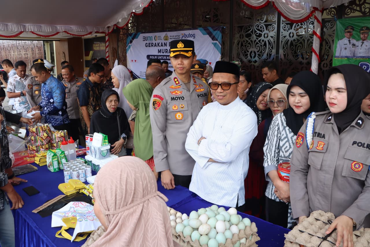Kapolres Tabalong bersama Bupati dan Ketua DPRD meninjau stan sembako dalam Gerakan Pangan Murah di Polres Tabalong.