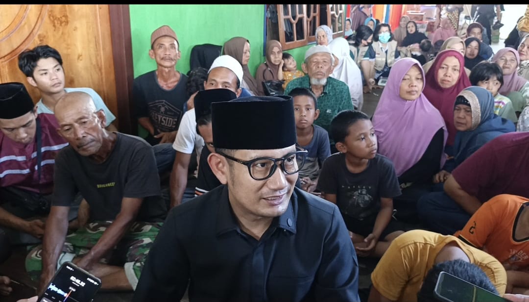 Wali Kota Palangka Raya Fairid Naparin menemui dan mendata kebutuhan korban kebakaran di Jalan Murjani Gang Suka Maju 2.