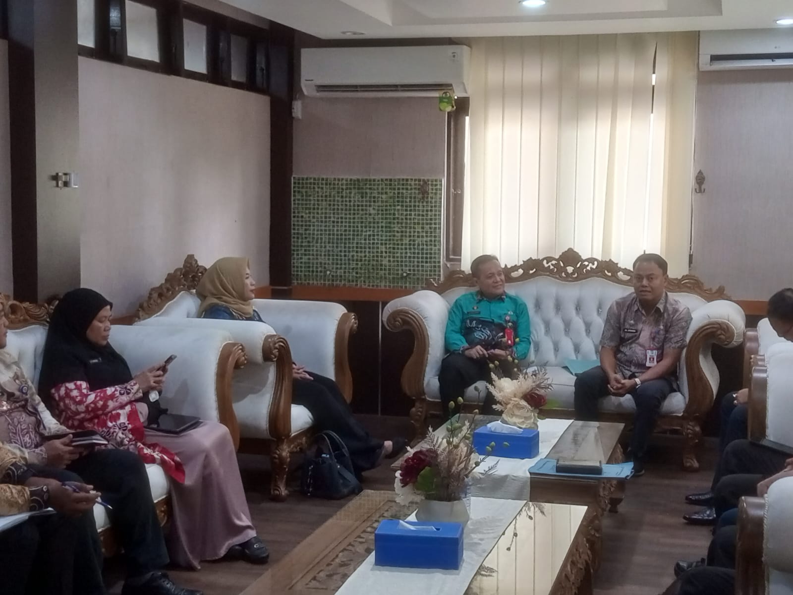 Rapat Pemkab Tanah Laut membahas penanganan kasus oknum kades yang digerebek istrinya.