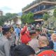 Petugas kepolisian memantau aktivitas karyawan PT Kahatex saat pencairan THR di kawasan pabrik Kahatex Sumedang.