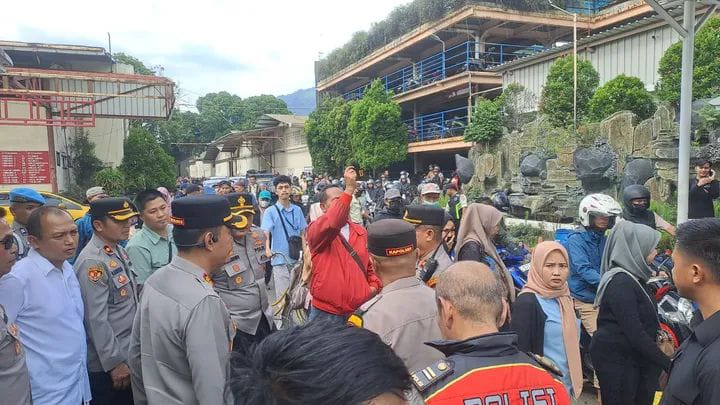 Petugas kepolisian memantau aktivitas karyawan PT Kahatex saat pencairan THR di kawasan pabrik Kahatex Sumedang.