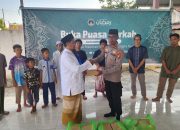 Personel Polresta Palangka Raya menyerahkan takjil kepada anak-anak Panti Asuhan Darul Tazkiyah dalam kegiatan berbagi Ramadan.