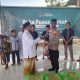 Personel Polresta Palangka Raya menyerahkan takjil kepada anak-anak Panti Asuhan Darul Tazkiyah dalam kegiatan berbagi Ramadan.