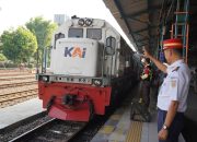 Petugas KAI Daop 7 Madiun memantau operasional kereta api di stasiun menjelang Angkutan Lebaran 2026.