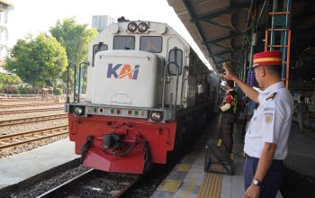 Petugas KAI Daop 7 Madiun memantau operasional kereta api di stasiun menjelang Angkutan Lebaran 2026.