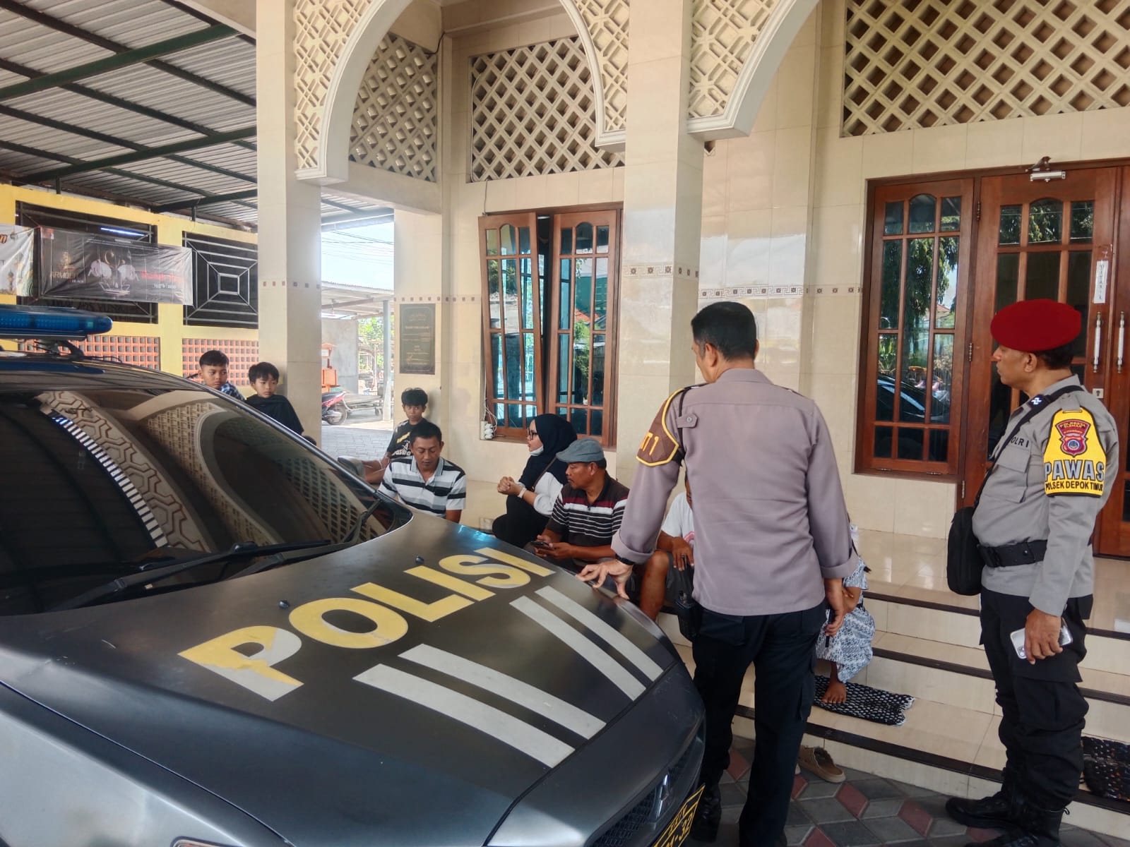 Petugas kepolisian mendatangi lokasi dugaan percobaan penculikan anak di Maguwoharjo, Depok, Sleman.
