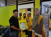 Penyerahan bingkisan kepada insan media dalam acara buka puasa bersama DPD Partai Golkar Tanah Laut.