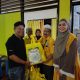 Penyerahan bingkisan kepada insan media dalam acara buka puasa bersama DPD Partai Golkar Tanah Laut.