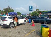 Kendaraan pemudik memadati Rest Area KM 166 Tol Cipali Majalengka saat arus mudik Lebaran.
