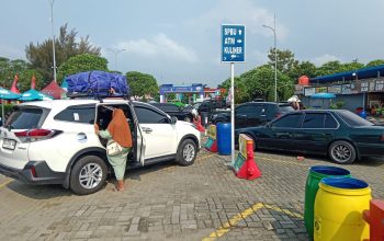 Kendaraan pemudik memadati Rest Area KM 166 Tol Cipali Majalengka saat arus mudik Lebaran.