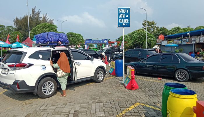 Rest Area KM 166 Tol Cipali Dipadati Pemudik, Polisi Berlakukan Sistem Buka Tutup