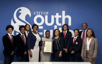 Perwakilan HWPL bersama pejabat Kota South Fulton dan kelompok pemuda menunjukkan dokumen dukungan terhadap deklarasi perdamaian DPCW.