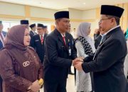 Kakanwil Kemenag Kalimantan Selatan Muhammad Tambrin menyalami Khairun Noor setelah dilantik sebagai Kepala Kemenag Tanah Bumbu.