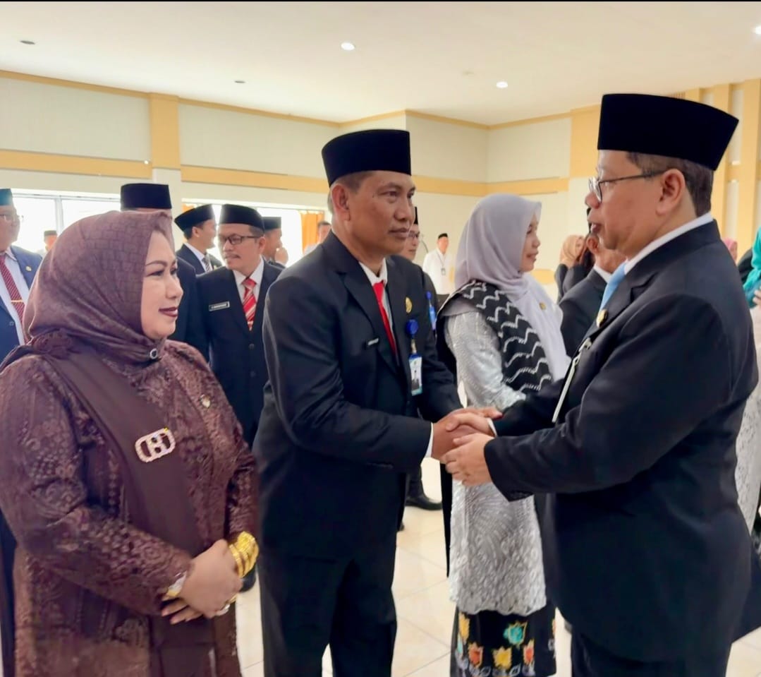 Kakanwil Kemenag Kalimantan Selatan Muhammad Tambrin menyalami Khairun Noor setelah dilantik sebagai Kepala Kemenag Tanah Bumbu.