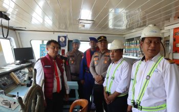 AKP H. Tony Haryono saat melakukan pemeriksaan dan koordinasi dengan nahkoda kapal dalam sidak keselamatan pelayaran dan tes urine jelang mudik Lebaran di Batulicin.