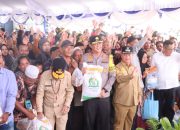 Kapolda Kalteng Iwan Kurniawan bersama Gubernur Agustiar Sabran menyalurkan bantuan sembako dan BLT kepada warga Seruyan menjelang Idul Fitri.