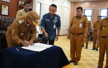 Bupati Kotabaru Muhammad Rusli saat menandatangani dokumen pelantikan dan mutasi pejabat eselon II di lingkungan Pemkab Kotabaru.