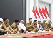 Bupati Pulang Pisau Ahmad Rifa’i memberikan arahan kepada ASN saat buka puasa bersama di Aula Banama Tingang