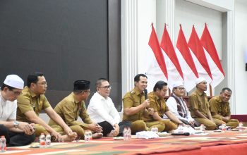 Bupati Pulang Pisau Ahmad Rifa’i memberikan arahan kepada ASN saat buka puasa bersama di Aula Banama Tingang