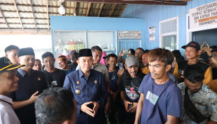 Bupati Tanah Bumbu Tinjau Penumpang Tertunda di Pelabuhan Batulicin
