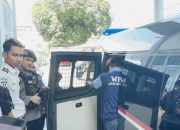 Petugas lapas dan polisi mengawal warga binaan saat dimasukkan ke kendaraan tahanan dalam proses pemindahan dari Lapas Batulicin ke Kotabaru.