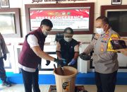 Kapolres Tanah Laut Ricky Boy Siallagan dan petugas saat melakukan pemusnahan barang bukti sabu hasil pengungkapan kasus narkotika.