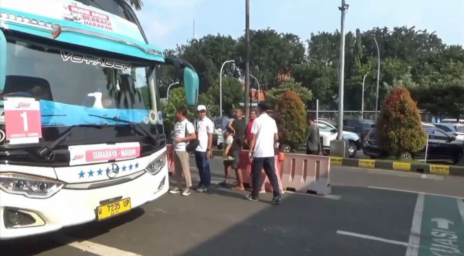Bus Surabaya–Madiun parkir di Pelabuhan Tanjung Perak untuk mengangkut pemudik secara gratis pada program mudik BUMN 2026