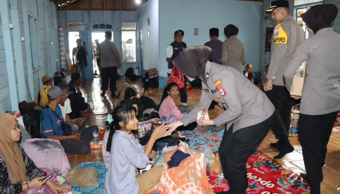 Wakapolres Tanah Bumbu Bagikan Takjil ke Penumpang Kapal Awuawu Jelang Berlayar