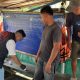 Ket Foto: Petugas Satresnarkoba Polres Kapuas saat melakukan tes urine terhadap ABK feri di Dermaga Selat, Kabupaten Kapuas, Rabu (18/3/2026).