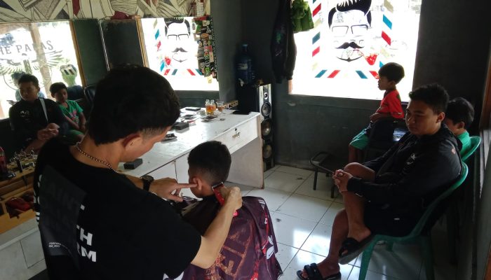 Jelang Lebaran, Barbershop di Sumedang Kebanjiran Pelanggan